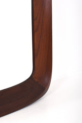 Spegel med brunt trä ram