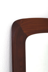 Spegel med brunt trä ram