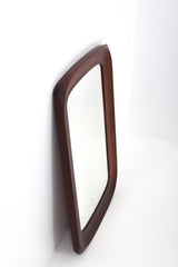 Spegel med brunt trä ram