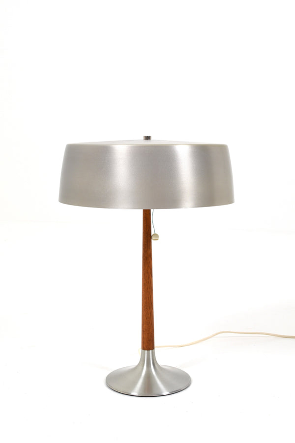 Bordslampa  av Svend Aage Holm Sørensen för ASEA, 1960tal. Denna lampa har en elegant och stilren design, tillverkad av borstad aluminium och teak. Lampans skärm har lite bruksslitage. 