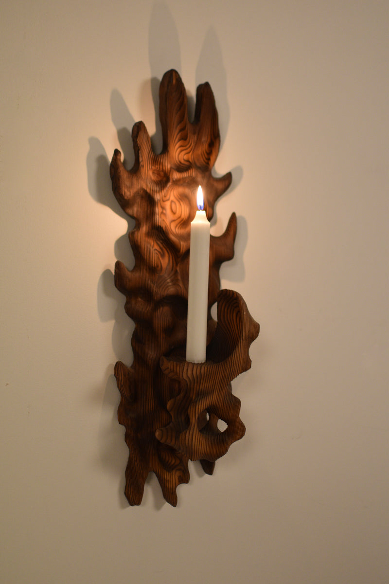 Erkki Hovi väggljusstake i skulpterat trä - Finn Atelier Oy, Finland 70-tal