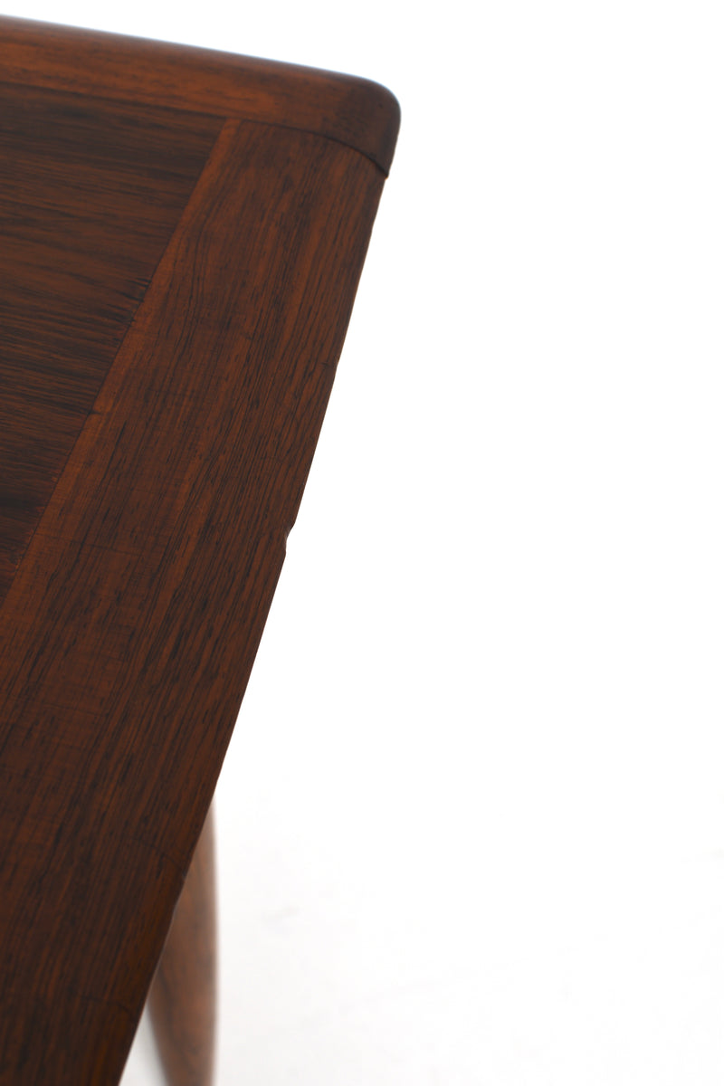 Elegant skrivbord med låsbart skåp och öppna hyllor, 50tal