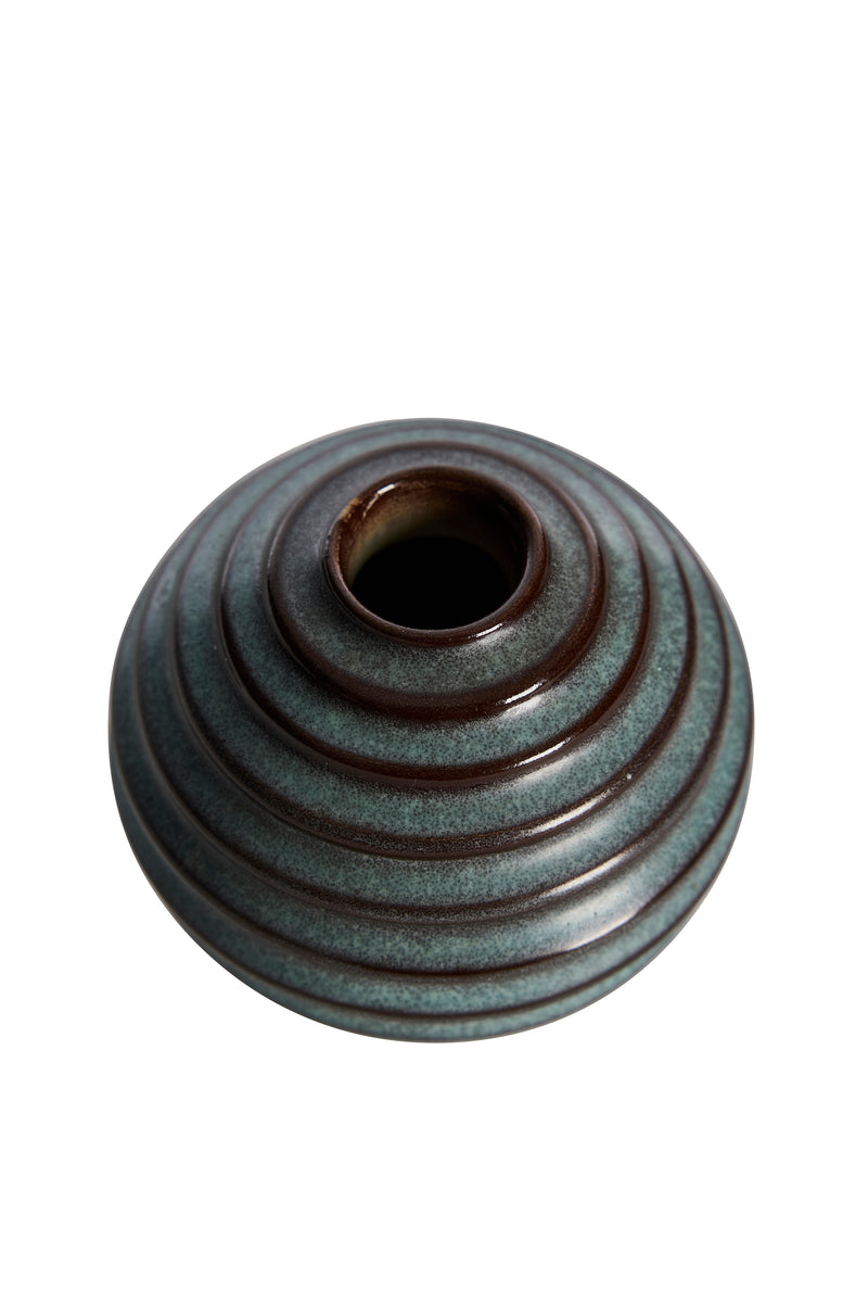 Top-down vy av Ewald Dahlskogs kulvas – Bo Fajans 1930-tal, ringformad reliefdekor och liten öppning.