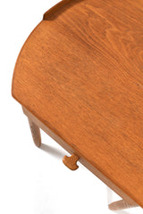 Närbild på trähandtag och ekstruktur på sängbord designade för Bodafors