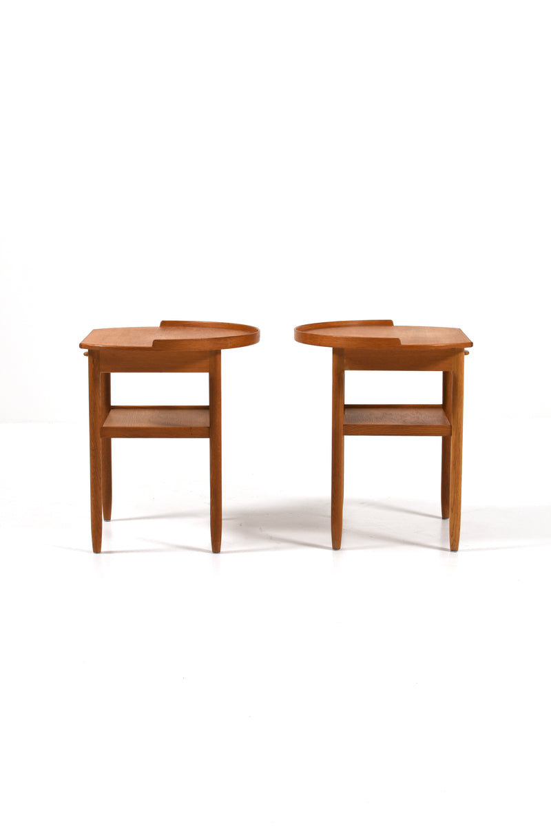 Mid-century sängbord i ek med hyllplan och upphöjd kant, Bodafors design 1960-tal