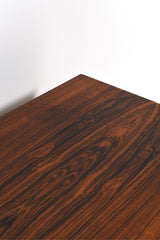 Ib Kofod-Larsen sideboard i jakaranda. Långt sideboard i brunt trä med fyra vackra ben som underrede.