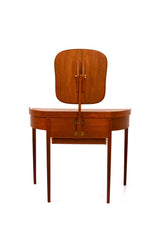 Skrivbord Sminkbord av mahogny med spegel och tre lådor.