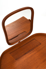 Skrivbord Sminkbord av mahogny med spegel och tre lådor.