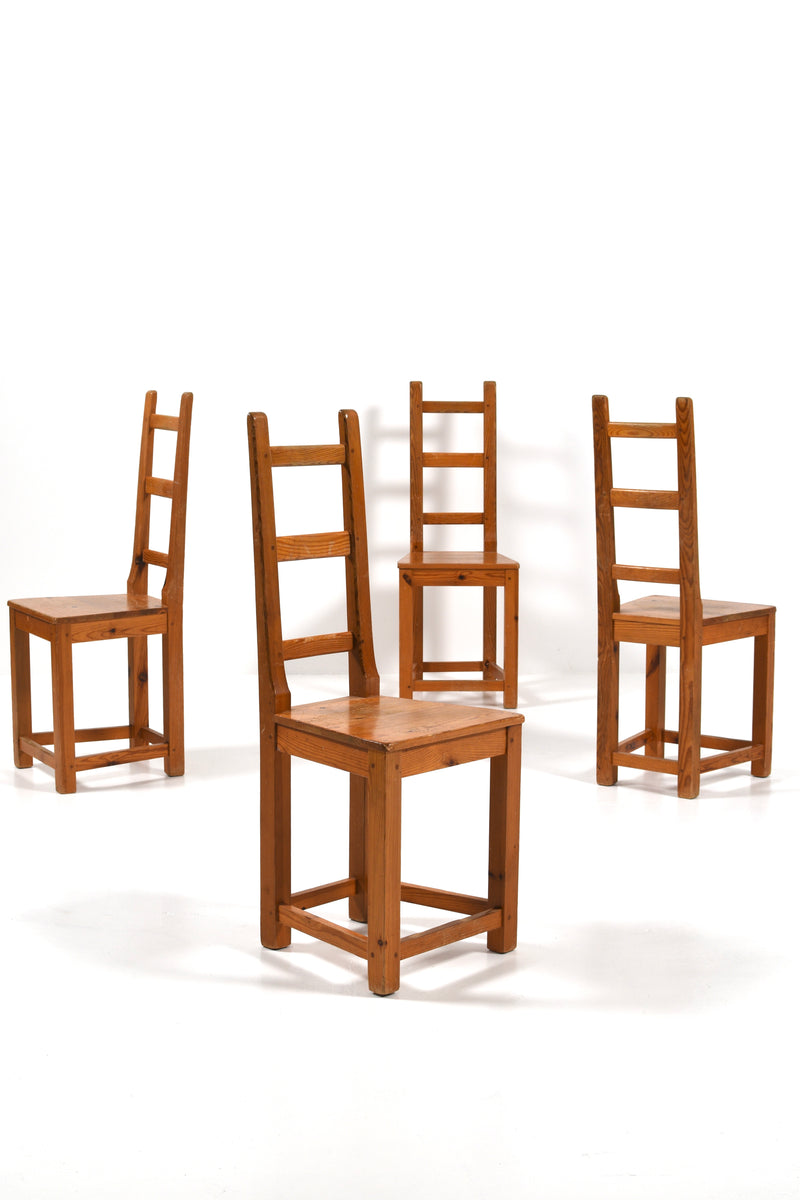 Fyra stolar i furu av Sven Larsson arrangerade i olika vinklar, 1970-talsdesign.
