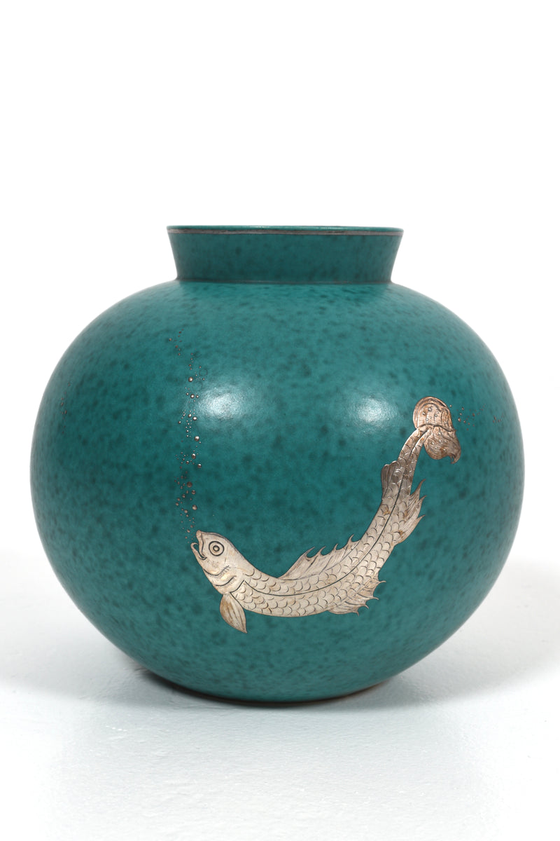 Grön Argenta-vas från Gustavsberg med silverfiskmotiv, designad av Wilhelm Kåge – närbild framifrån.