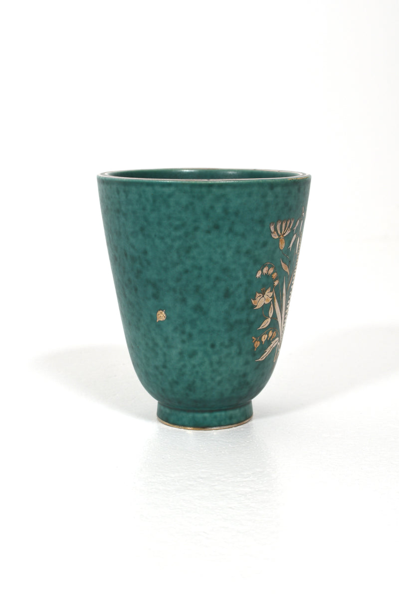 Sidoaspekt av grön Argenta-vas med botaniskt mönster i silver, svensk design av Wilhelm Kåge
