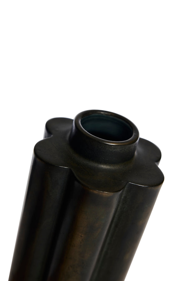 Närbild på vasens öppning som är avsmalnad upphöjd hals. Keramikvas som ser ut att vara gjord i metall.