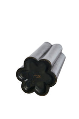 Bild på keramikvasens botten där man ser signaturen GePe i guld.