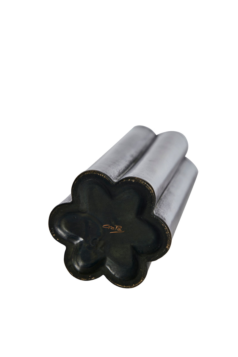 Bild på keramikvasens botten där man ser signaturen GePe i guld.