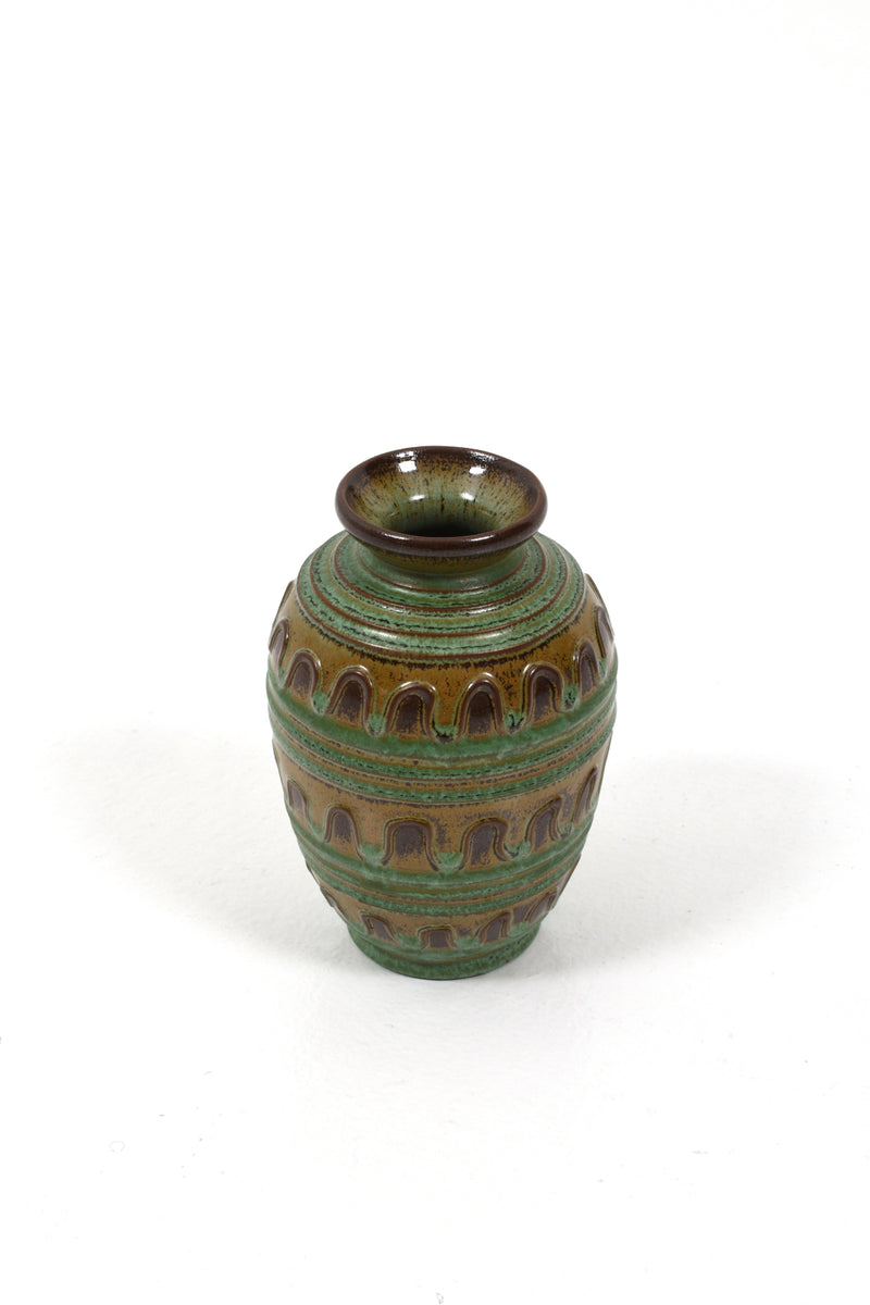 Grön keramikvas med bruna detaljer