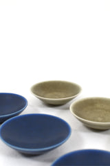 Sex stycken små keramikskålar med harpälsglasyr i blått och grönt.
