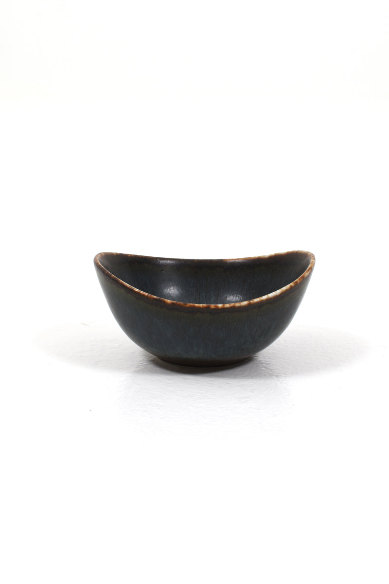 Liten keramikskål i blå och brun harpälsglasyr av Gunnar Nylund för Rörstrand 
