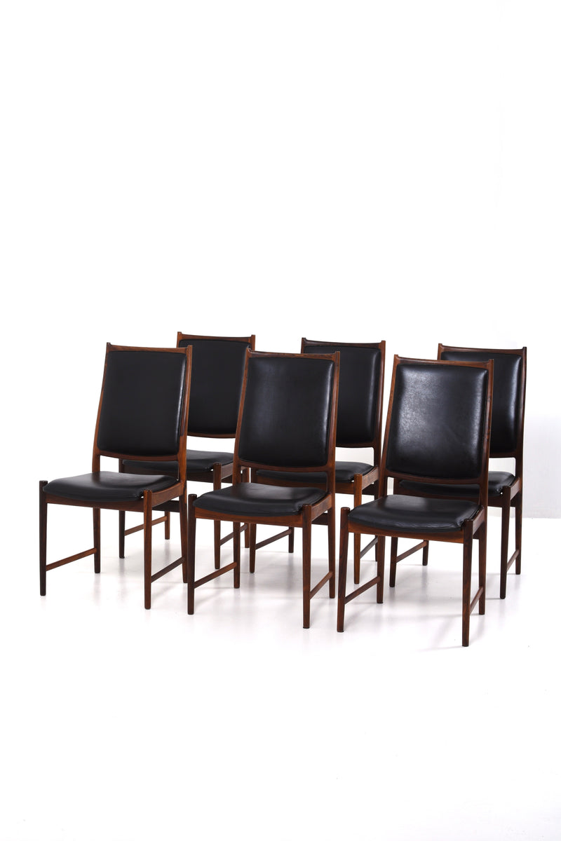 Mörkbruna stolar med svart läder på rygg och sittdyna
