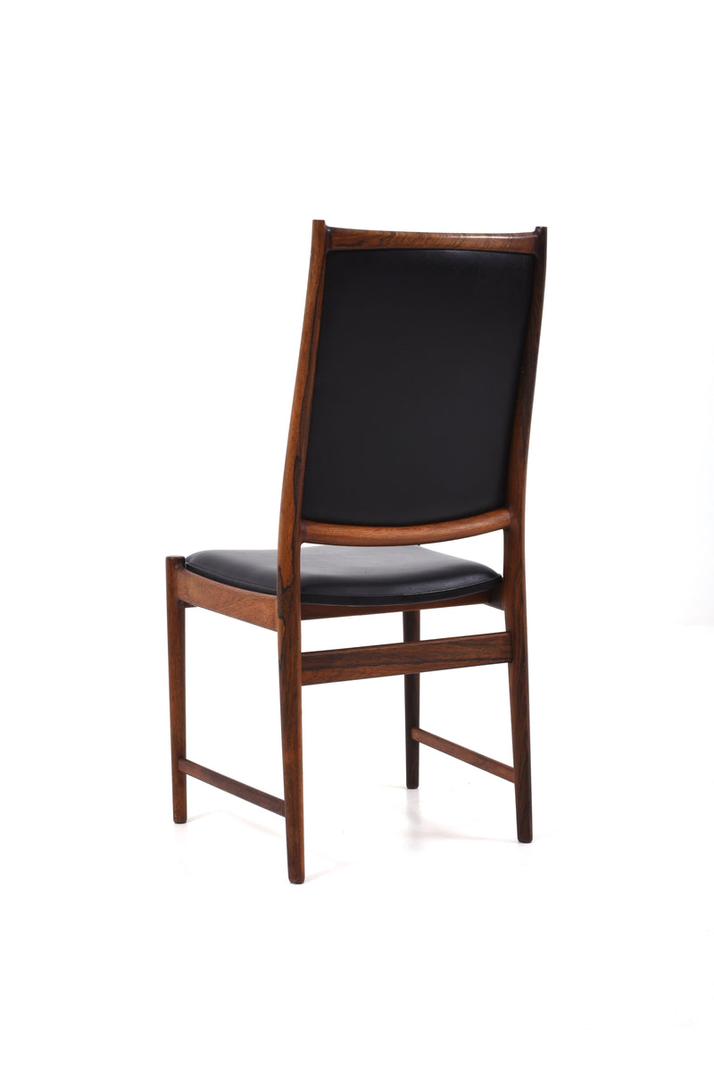 Mörkbruna stolar med svart läder på rygg och sittdyna