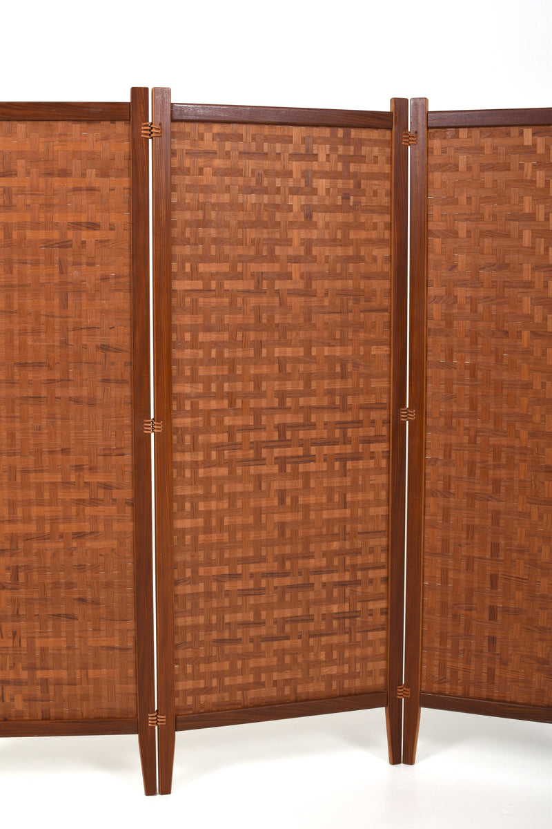 Brun Vikvägg i tre delar skärmar i flätad teak, sammansatta med lädersnören