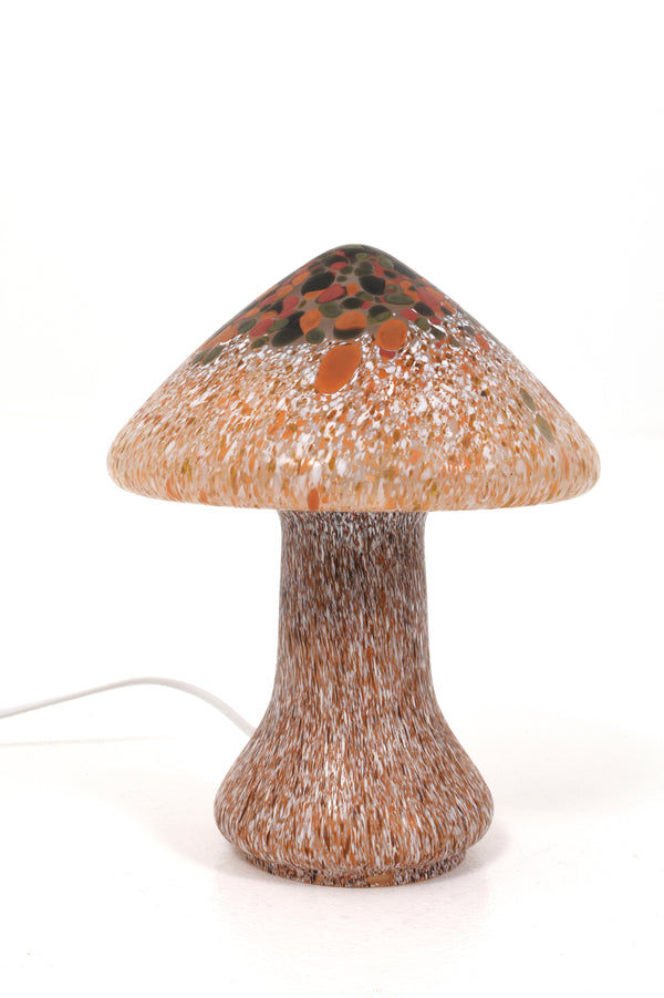 Bordslampa i forma av en svamp i glas. Färgerna brunt, orange, vitt och mörkgrönt.