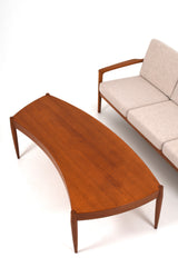 Svängd form, njurformad soffbord i brunt teak