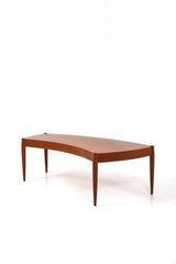 Svängd form, njurformad soffbord i brunt teak