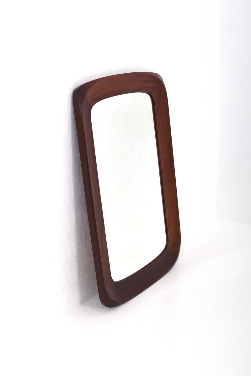 Spegel med brunt trä ram