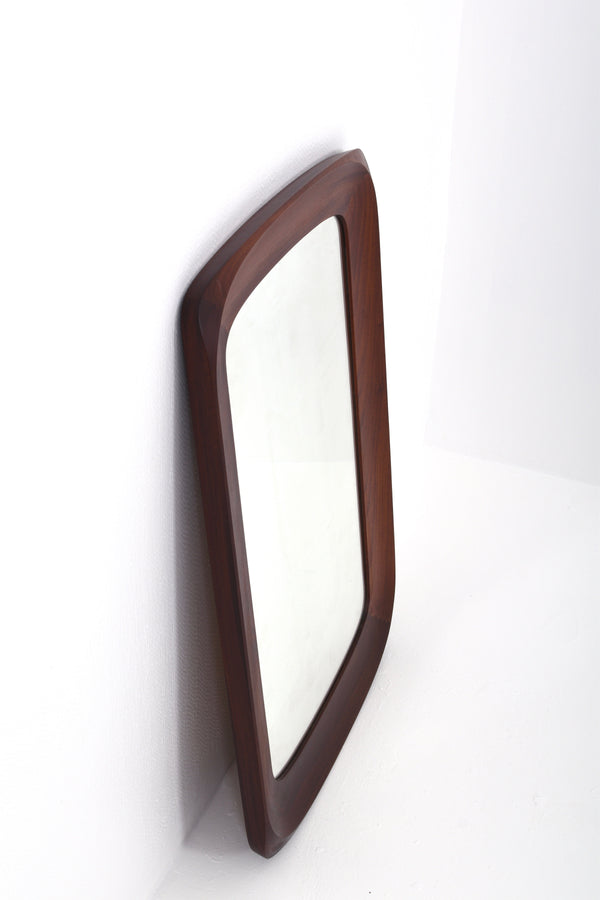 Spegel med brunt trä ram